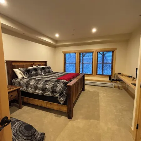 Spacious 4-bedroom Ski- in/ Ski-out condo in enchanting Sunday River w/ Hot Tub