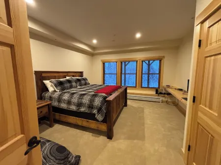 Spacious 4-bedroom Ski- in/ Ski-out condo in enchanting Sunday River w/ Hot Tub