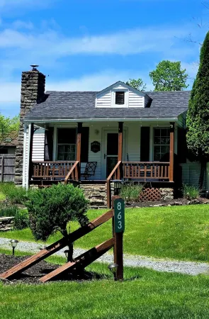 Charming 2-bedroom cottage with AC, WiFi in serene Lake wallenpaupackview access