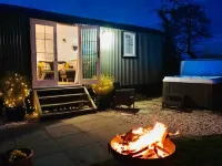 STUNNING SHEPHERDS HUT WITH HOT TUB IN BEAUTIFUL RURAL CHESHIRE, NEAR NANTWICH