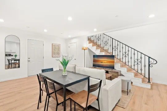 2 Floor, 3-bedroom house in awesome Alhambra w/ AC, WIFI and Garage Parking