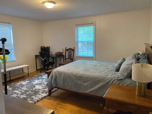 Charming 2-bedroom cottage located on a beautiful property. AC, Wifi, & laundry