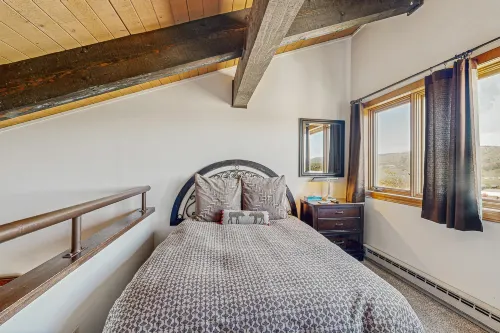 Top Floor Loft with Free WiFi, Shared Pool & Hot Tub - Steps to Gondola Square