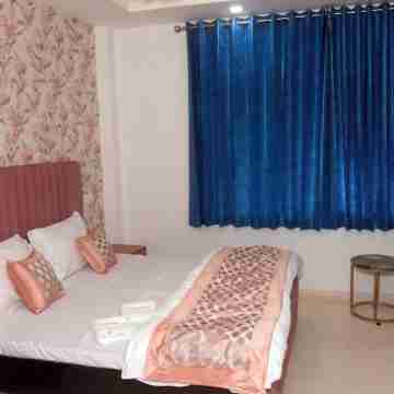Entire cozy 2 BHK apartment with AC, WiFi ,Park facing in Lajpat nagar New Delhi Rooms