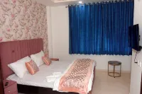 Entire cozy 2 BHK apartment with AC, WiFi ,Park facing in Lajpat nagar New Delhi Hotels in Lajpat Nagar