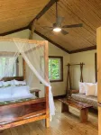 Tranquil Waterfall Studio, Oceanfront with Jungle Hiking and Starlink