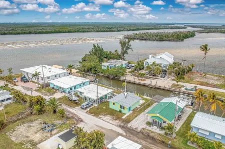Waterfront Bungalow in Matlacha Отели в г. Matlacha