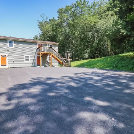 Charming 2-bedroom apartment with WiFi in Tannersville, Minutes from Camelback