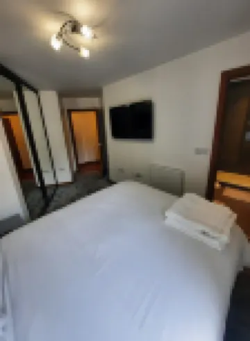 Cosy 2 Bedroom Apartments with Balcony by train station and town centre.