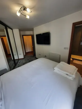 Cosy 2 Bedroom Apartments with Balcony by train station and town centre. Отели в г. Дартфорд