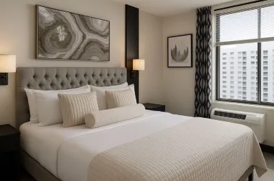 Modern 2BDR with fireplace & and Lounge Hotels in Upper East Side