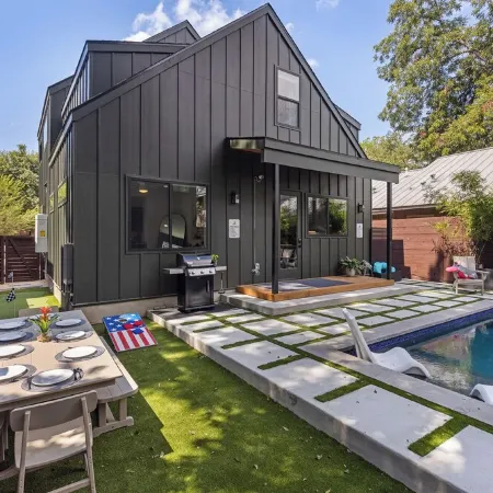 Downtown ATX - Luxury Pool - Putting Green - 85inch TV