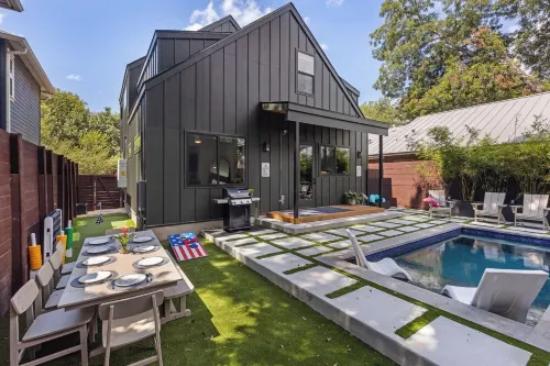 Downtown ATX - Luxury Pool - Putting Green - 85inch TV