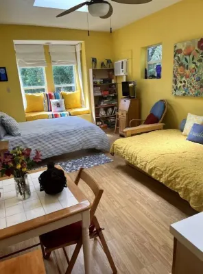 Garden House - jacuzzi, skylights, window seat, near restaurants & culture