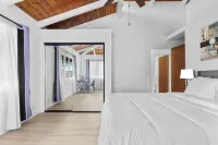 Freshly Remodeled w/ Vaulted Ceilings ,Lanai view 3.5 mi from Airport Live Local Hotels in Kalaoa