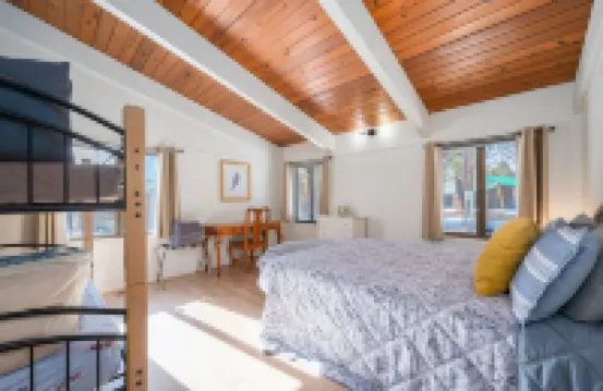 Riverfront Retreat / Hot Tub / Private Dock / Pet Friendly