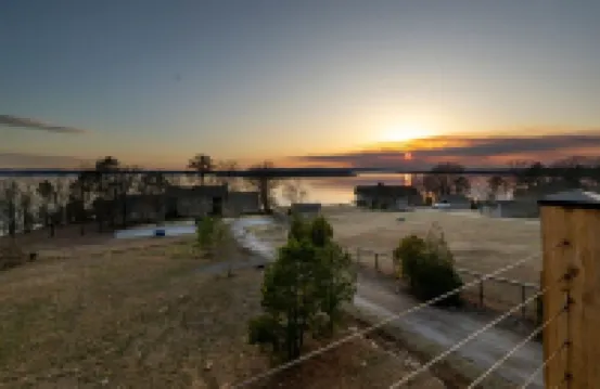 Greers Ferry Lake 4-bedroom house sleeps 12- Breathtaking  SUNSETS -Golf Course