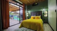 Casa Esmeralda-5min to La Fortuna, King beds BBQ & pool, parking on property