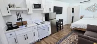 Cozy studio with WiFi and AC in welcoming Westminster
