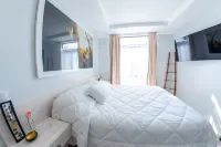 New! Chic & Unique: 1Br + Office, Patio, A/C,  Pools/2 Jacuzzis, Gym, Parking Hotels in Rio Oro