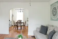 Fully Equipped Kitchen and Fast Wifi - Charming Retreat