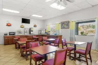 Days Inn by Wyndham Huntington - breakfast