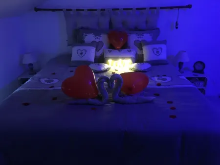 Spa house with private Jacuzzi and whirlpool bath overlooking the countryside Отели в г. Сен-Женест-Лер