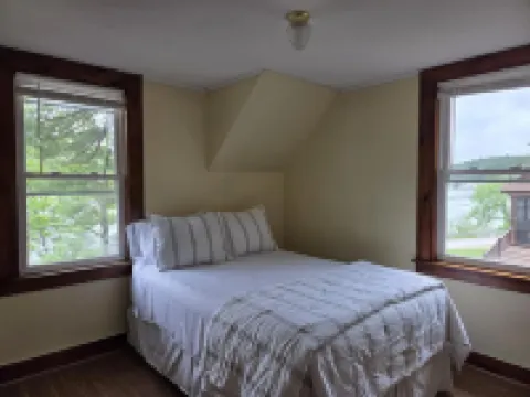 Cozy Lake house, Large Enclosed Porch, Private beach Hotels in Alton