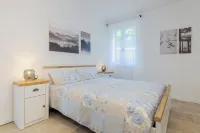 Elegant Euganean Hills apartment with garden view