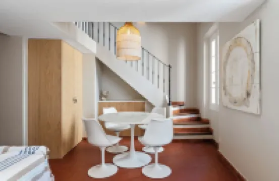 Beautifully renovated mezzanine apartment in the heart of the village of Saint-Tropez