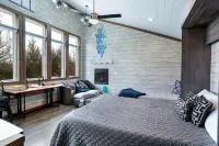 Modern Cabin. Communal Sleeping - 2 Queen Beds + Full Trundle