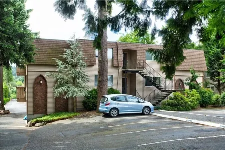 Chic apartment in fabulous Kenmore with fitness room, WiFi, AC Отели в г. Кенмор