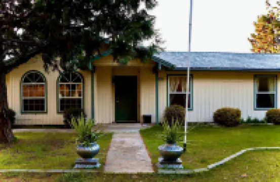 3-bedroom house, beautiful sunset, in Yokuts Valley with WiFi, AC. Pet-Friendly Hotels in Squaw Valley