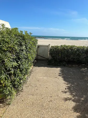 Carnon. F3 rental, first line. Feet in the water