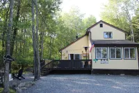 Cozy 3-bedroom cabin in enchanting Pocono Lake with AC, WiFi