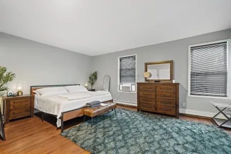 3 Story Building: 6Bed 4Bath, Arcade, Massage Lounge, train 7min, NYC 20min