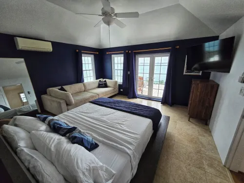 Oceanfront "Dock of the Bay" Retreat in Beautiful Bermuda