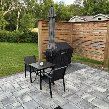 Hot tub, sauna, auto generator, in town of Bracebridge, dock-water toys, pets OK