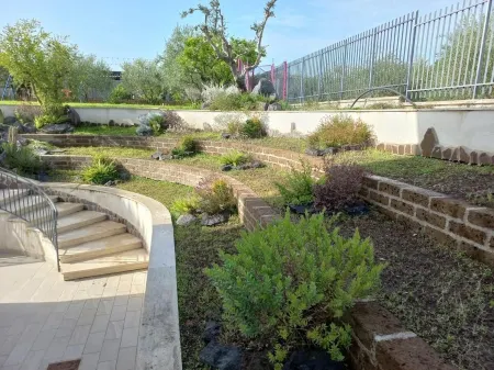 Vacation with family or friends in Pompeii in apartment with garden and parking space