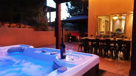 SG1 Stunning Views + Private Hot Tub - Charming Moab Retreat - Near Arches Park