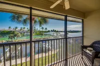 Waterfront condo with easy water access to world class fishing and sightseeing. Hotels in Bokeelia