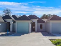 3-bedroom townhome in the Hart of Broussard Hoteles en Broussard