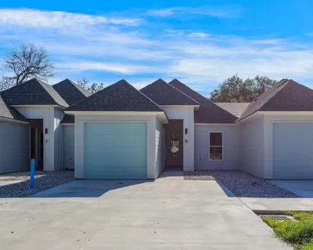 3-bedroom townhome in the Hart of Broussard Hotels in Broussard