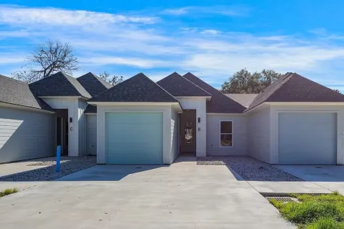 3-bedroom townhome in the Hart of Broussard Hotels in Broussard