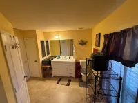 Charming 1-bedroom apartment with AC, WiFi in lovely Lehigh Acres 리하이에이크 호텔