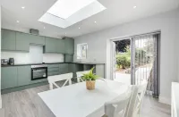 Spacious 4 bedroom very close to train station and town centre