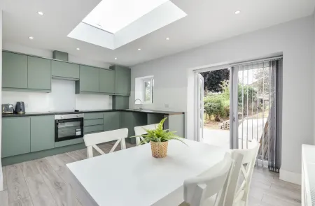 Spacious 4 bedroom very close to train station and town centre