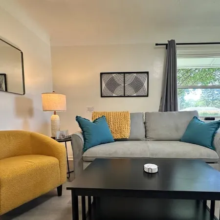 KING bed, Pet Friendly, Modern Retreat, CLE-BW
