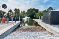 Cheerful residential home with boat launch access Hotels in Ellenton