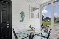 Cheerful residential home with boat launch access Hotels in Ellenton